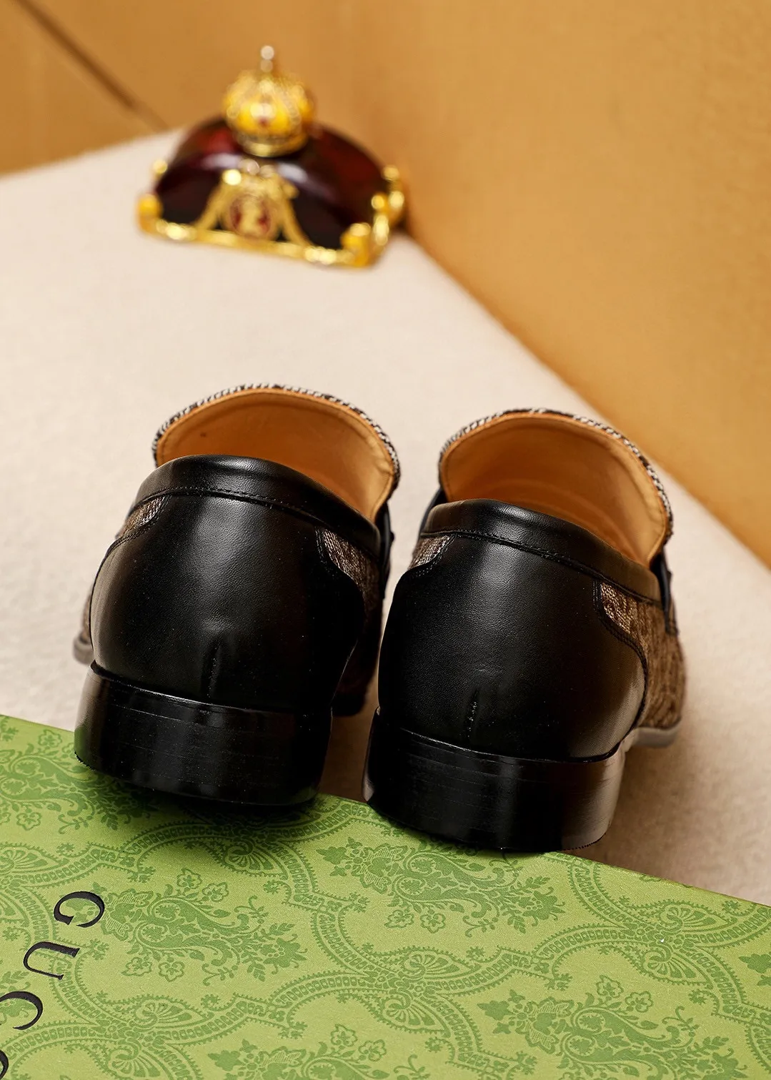 Men's shoes 💰462 💐 Product trademark: GUCCI "Gucci" casual leather shoes Regular size: 38-44 (45.46.47🉑️Customized) Product materials: Selected imported first-layer fabric upper + luxury hardware buckle, imported cowhide leather lining. Strong three-dimensional visual effect, original outsole color: 1⃣️color optional